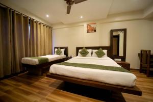 Postel nebo postele na pokoji v ubytování PANCHVATI RESIDENCY ANDHERI WEST