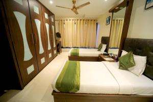 Postel nebo postele na pokoji v ubytování PANCHVATI RESIDENCY ANDHERI WEST
