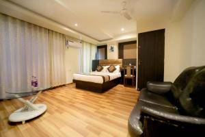 Postel nebo postele na pokoji v ubytování PANCHVATI RESIDENCY ANDHERI WEST