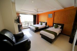 Postel nebo postele na pokoji v ubytování PANCHVATI RESIDENCY ANDHERI WEST