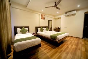 Postel nebo postele na pokoji v ubytování PANCHVATI RESIDENCY ANDHERI WEST