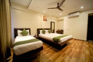 Postel nebo postele na pokoji v ubytování PANCHVATI RESIDENCY ANDHERI WEST