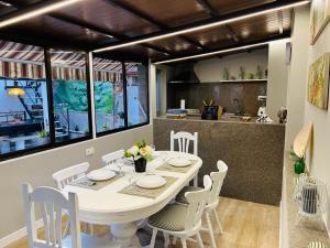 a dining room with a white table and chairs at RioMar in Redondela