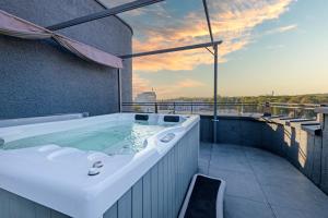Balkón nebo terasa v ubytování Apartments in Kaunas city centre with Jacuzzi bath