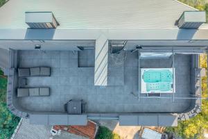 Bazén v ubytování Apartments in Kaunas city centre with Jacuzzi bath nebo v jeho okolí