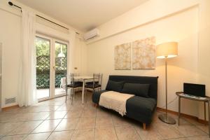 a living room with a bed and a table and a window at Elegante SUiTE a 5 min da Centro STORiCO di PERUGiA in Perugia