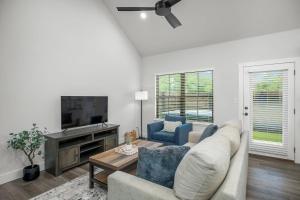 ein Wohnzimmer mit Sofa und Fernseher in der Unterkunft Eagle's Villa - Hot Tub 5 Min to Main in Fredericksburg