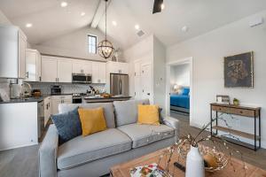 ein Wohnzimmer mit Couch und Küche in der Unterkunft Eagle's Hangout - Hot Tub Close to 290 Wine Trail in Fredericksburg