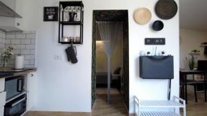 une porte donnant sur une cuisine avec un miroir sur le mur dans l'établissement Casa El Caminito, à Las Palmas de Gran Canaria