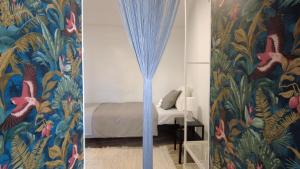 une chambre avec un lit et un rideau bleu dans l'établissement Casa El Caminito, à Las Palmas de Gran Canaria 20 autres photos