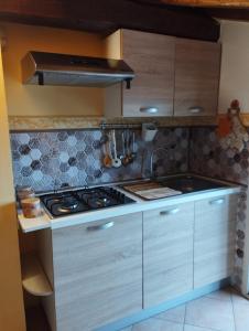 A kitchen or kitchenette at Petite Maison dell'Etna