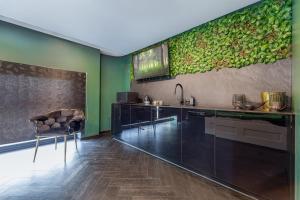 Kuchyň nebo kuchyňský kout v ubytování Apartments in Kaunas city centre with Jacuzzi bath