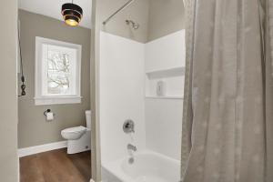 Prime 2BR Gem, Near Convention Hub!的一间浴室