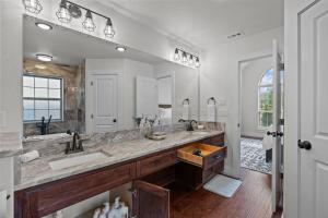 Ένα μπάνιο στο DFW 4 Bedroom Home , New Construction +32 φωτογραφίες