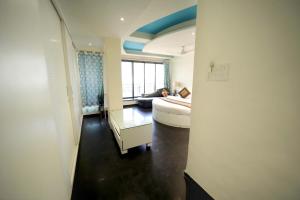 Postel nebo postele na pokoji v ubytování PANCHVATI RESIDENCY ANDHERI WEST