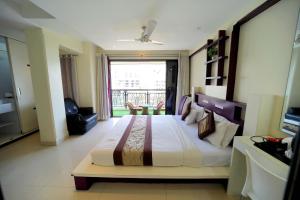 Postel nebo postele na pokoji v ubytování PANCHVATI RESIDENCY ANDHERI WEST