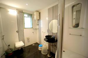 Koupelna v ubytování PANCHVATI RESIDENCY ANDHERI WEST