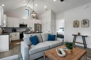 Η κουζίνα ή μικρή κουζίνα στο Eagle's Resting - Hot Tub Close to 290 Wine Trail