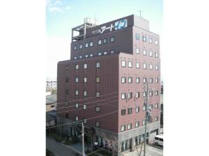 新潟市にあるTerminal Art Inn - Vacation STAY 97387vの上に看板がある建物 +10枚の写真