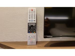 un telecomando è collegato a un forno a microonde di Beppu Onsen Spa Hotel Tsurumi - Vacation STAY 74981v a Beppu