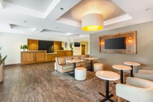 TV a/nebo společenská místnost v ubytování Best Western Plus Cotton Tree Inn