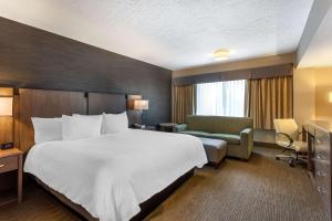 Postel nebo postele na pokoji v ubytování Best Western Plus Cotton Tree Inn