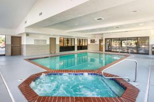 Bazén v ubytování Best Western Plus Cotton Tree Inn nebo v jeho okolí