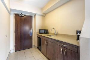 Kuchyň nebo kuchyňský kout v ubytování Best Western Plus Cotton Tree Inn