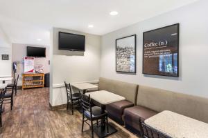 TV a/nebo společenská místnost v ubytování Best Western Plus Cotton Tree Inn