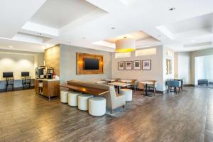 TV a/nebo společenská místnost v ubytování Best Western Plus Cotton Tree Inn