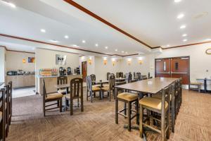 Kuchyň nebo kuchyňský kout v ubytování Best Western Plus Northwind Inn & Suites
