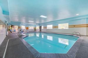Bazén v ubytování Best Western Plus Northwind Inn & Suites nebo v jeho okolí