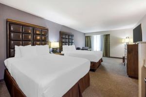 Postel nebo postele na pokoji v ubytování Best Western Plus Northwind Inn & Suites