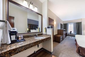 Kuchyň nebo kuchyňský kout v ubytování Best Western Plus Northwind Inn & Suites