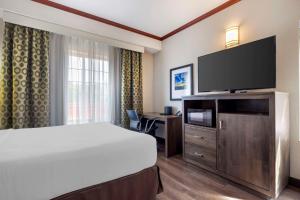 Postel nebo postele na pokoji v ubytování Best Western Plus Northwind Inn & Suites