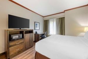 Postel nebo postele na pokoji v ubytování Best Western Plus Northwind Inn & Suites