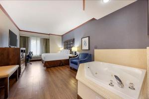 Postel nebo postele na pokoji v ubytování Best Western Plus Northwind Inn & Suites