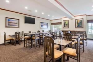 TV a/nebo společenská místnost v ubytování Best Western Plus Northwind Inn & Suites