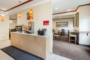 Kuchyň nebo kuchyňský kout v ubytování Best Western Plus Northwind Inn & Suites