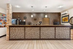 a bar in a hotel room with a counter at Best Western Plus Eagleridge Inn & Suites in Pueblo +48 photos