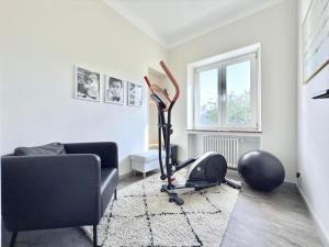 Zimmer mit Fitnessraum mit Heimtrainer in der Unterkunft Charming 5bedroom Home with gym,garden,parking&terrace-HOL15 in Luxemburg (Stadt)