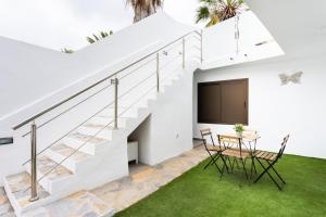 a living room with stairs and a table with a television at Luz de Mafasca in La Hidalga