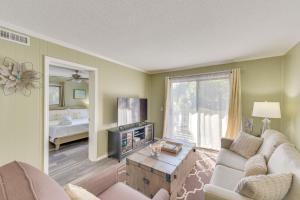 TV a/nebo společenská místnost v ubytování 1 Mi to Beach, Pool Access Hilton Head Island Gem