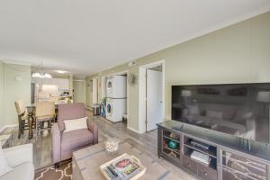 Kuchyň nebo kuchyňský kout v ubytování 1 Mi to Beach, Pool Access Hilton Head Island Gem