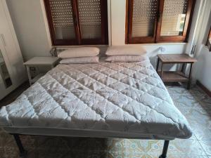 A bed or beds in a room at monolocale di Alessandro