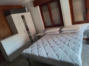 A bed or beds in a room at monolocale di Alessandro Még 3 kép