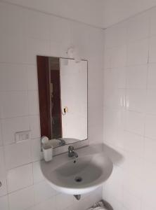 A bathroom at monolocale di Alessandro