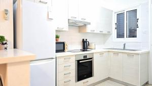 Kuchyň nebo kuchyňský kout v ubytování CSS Calm Smart Superior 2BD with Private Yard