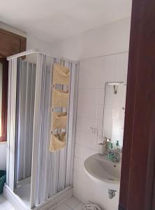 A bathroom at monolocale di Alessandro