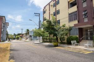 an empty street in front of a building at Aconchego e Conforto Salinópolis in Salinópolis